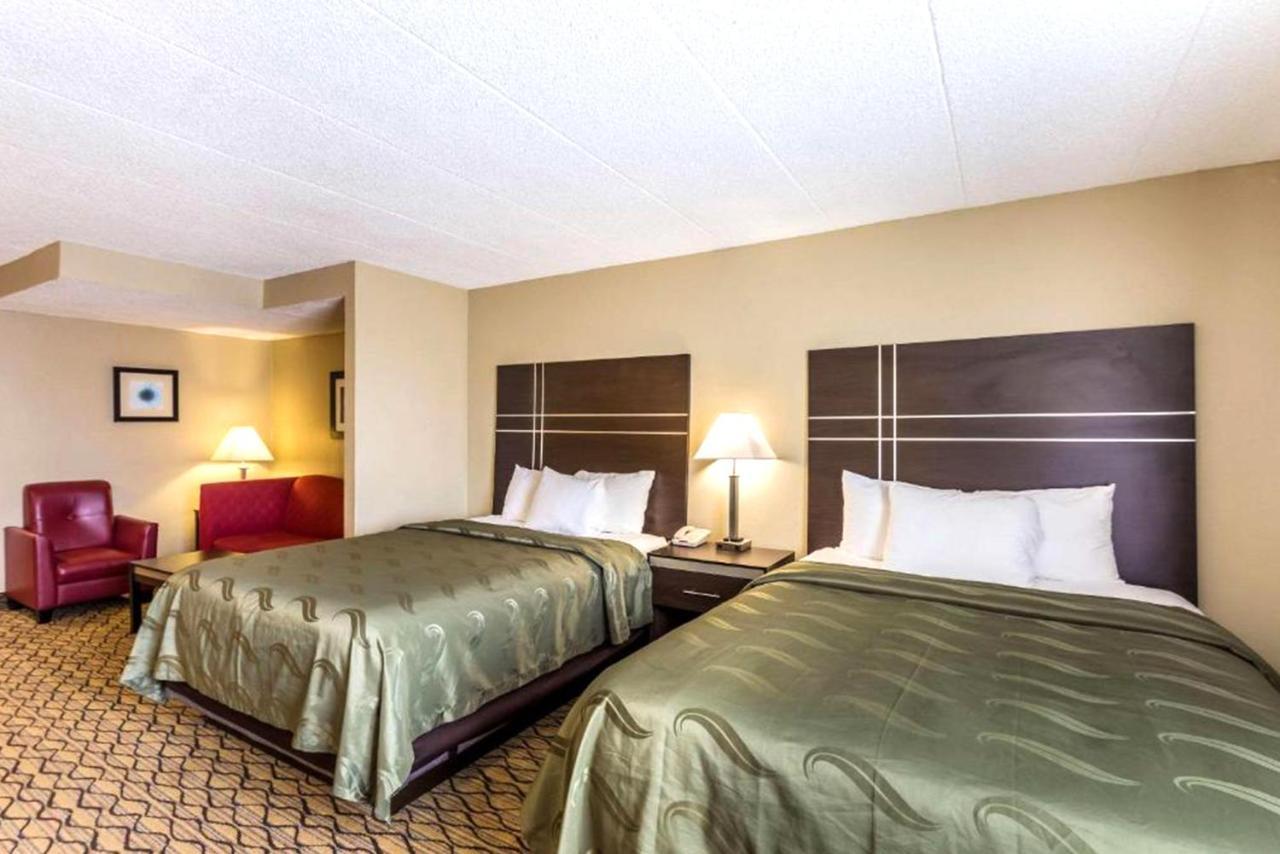 Norwood Inn & Suites Milwaukee Exterior photo